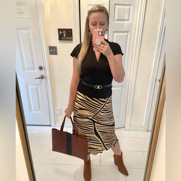 H&M Dresses & Skirts - Beautiful satin like animal print skirt M